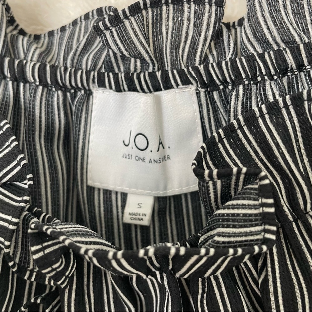 J.O.A. Tiered Ruffled Off-Shoulder Top - Picture 4 of 5